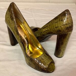 BCBGIRLS Green Snakeskin Leather Peep Toe Pumps Chunky High Heels *Worn Once~9B